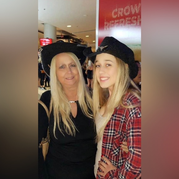 Hi I’m Kathleen thanks for checking out my closet - Picture 4 of 6